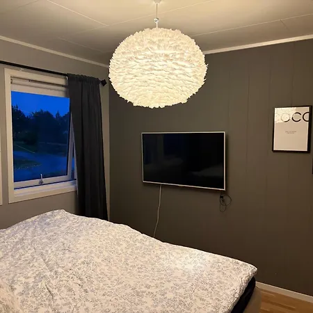 Soverom Med Enkelseng Pa Vakre Senja