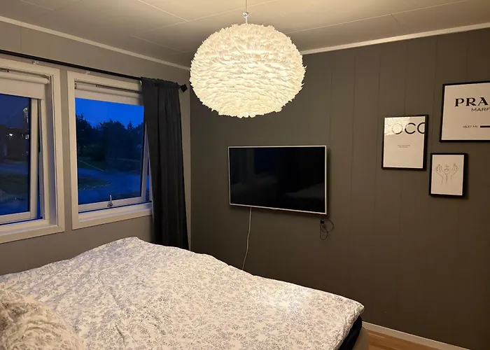 Soverom Med Enkelseng Pa Vakre Senja